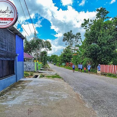 Shekinah Homestay & Cafe Waikabubak Mitra Reddoorz Bagian luar foto