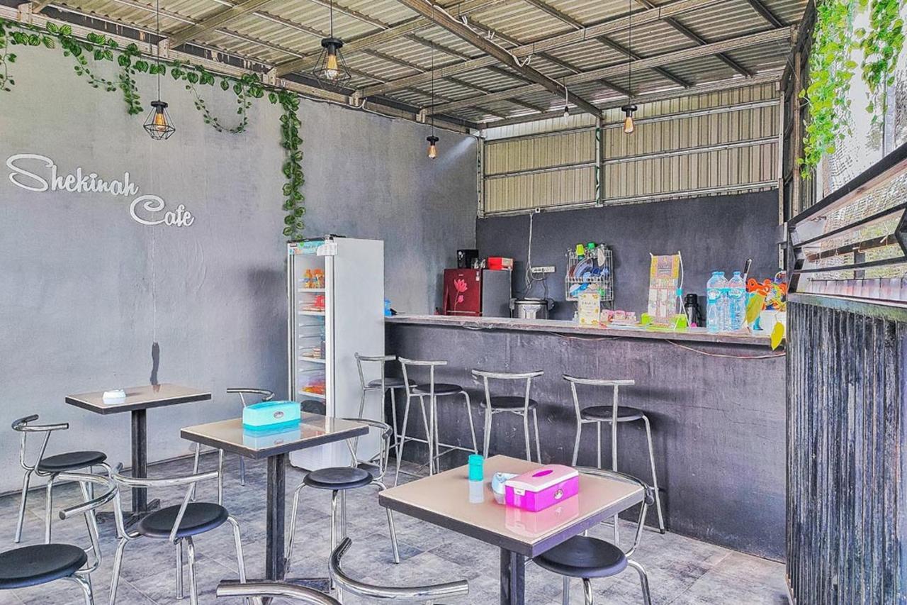 Shekinah Homestay & Cafe Waikabubak Mitra Reddoorz Bagian luar foto