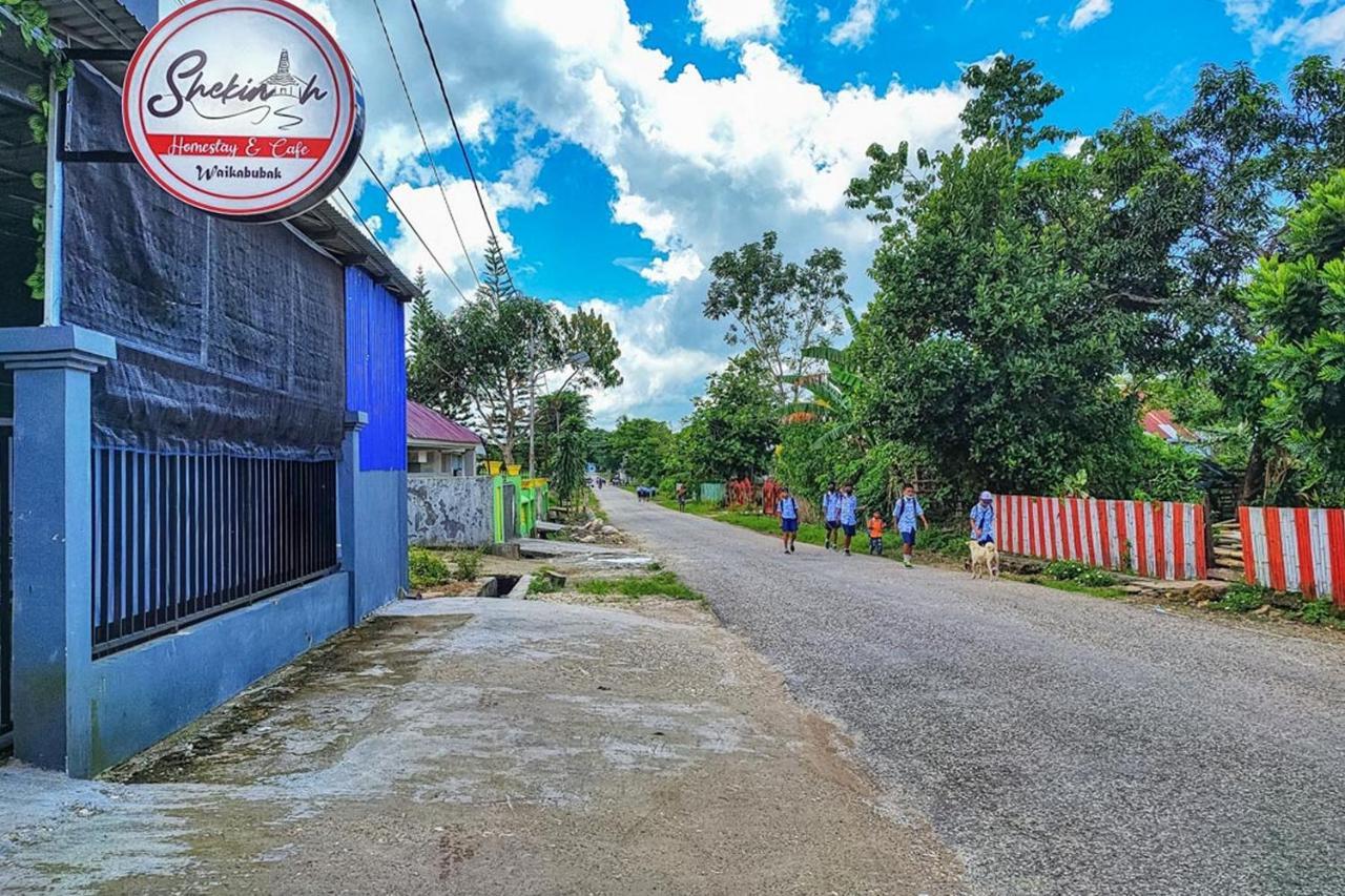 Shekinah Homestay & Cafe Waikabubak Mitra Reddoorz Bagian luar foto