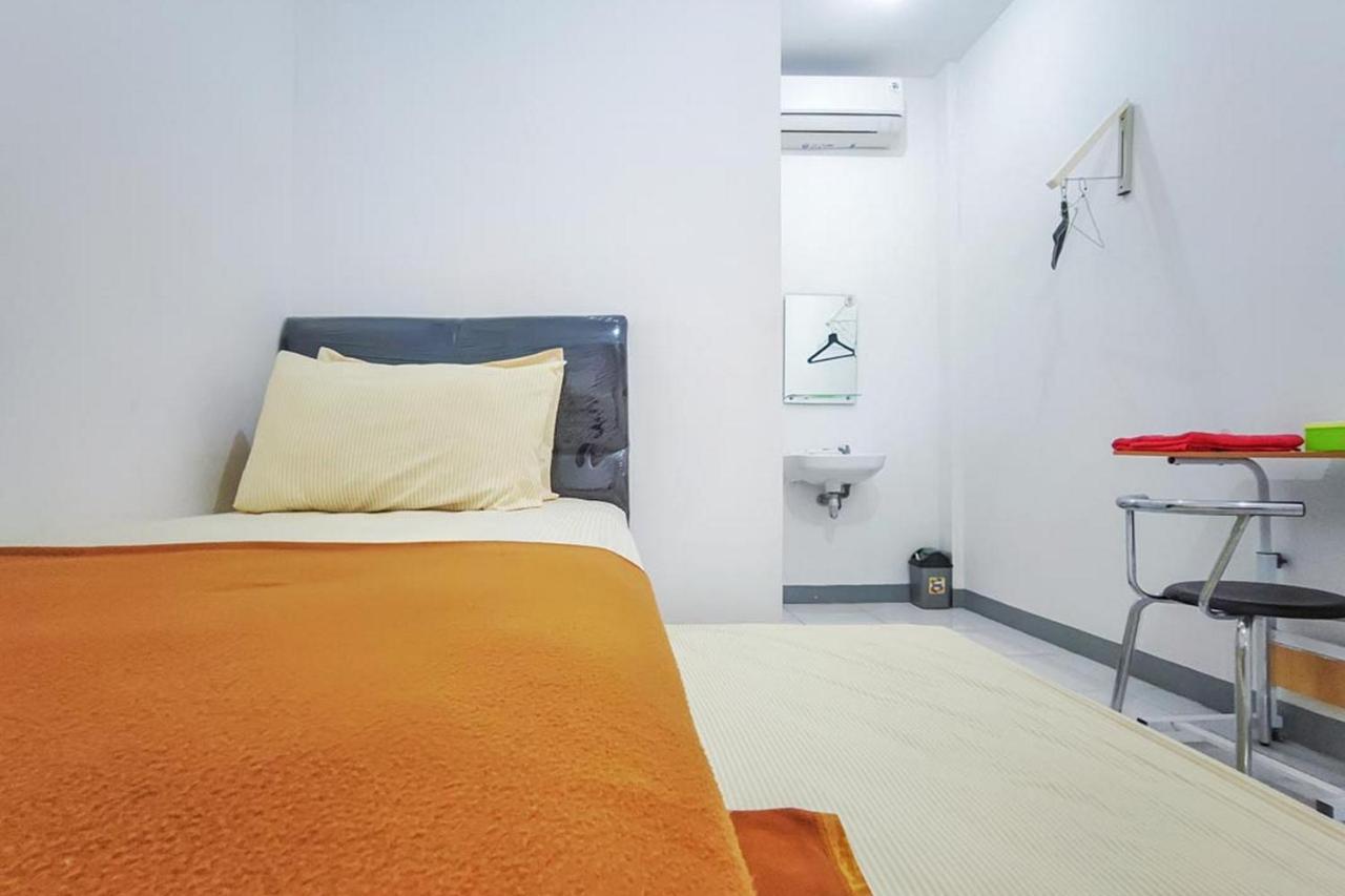 Shekinah Homestay & Cafe Waikabubak Mitra Reddoorz Bagian luar foto