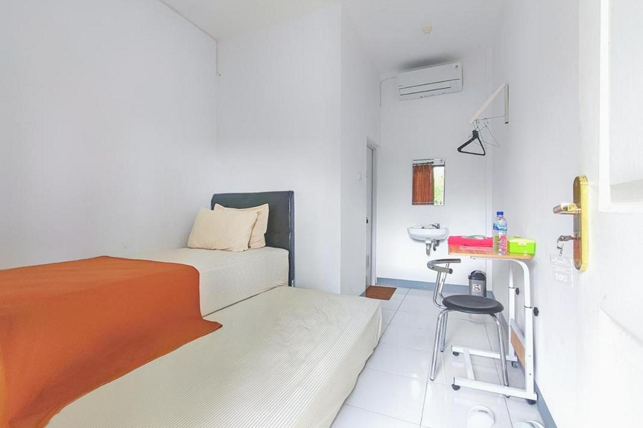 Shekinah Homestay & Cafe Waikabubak Mitra Reddoorz Bagian luar foto