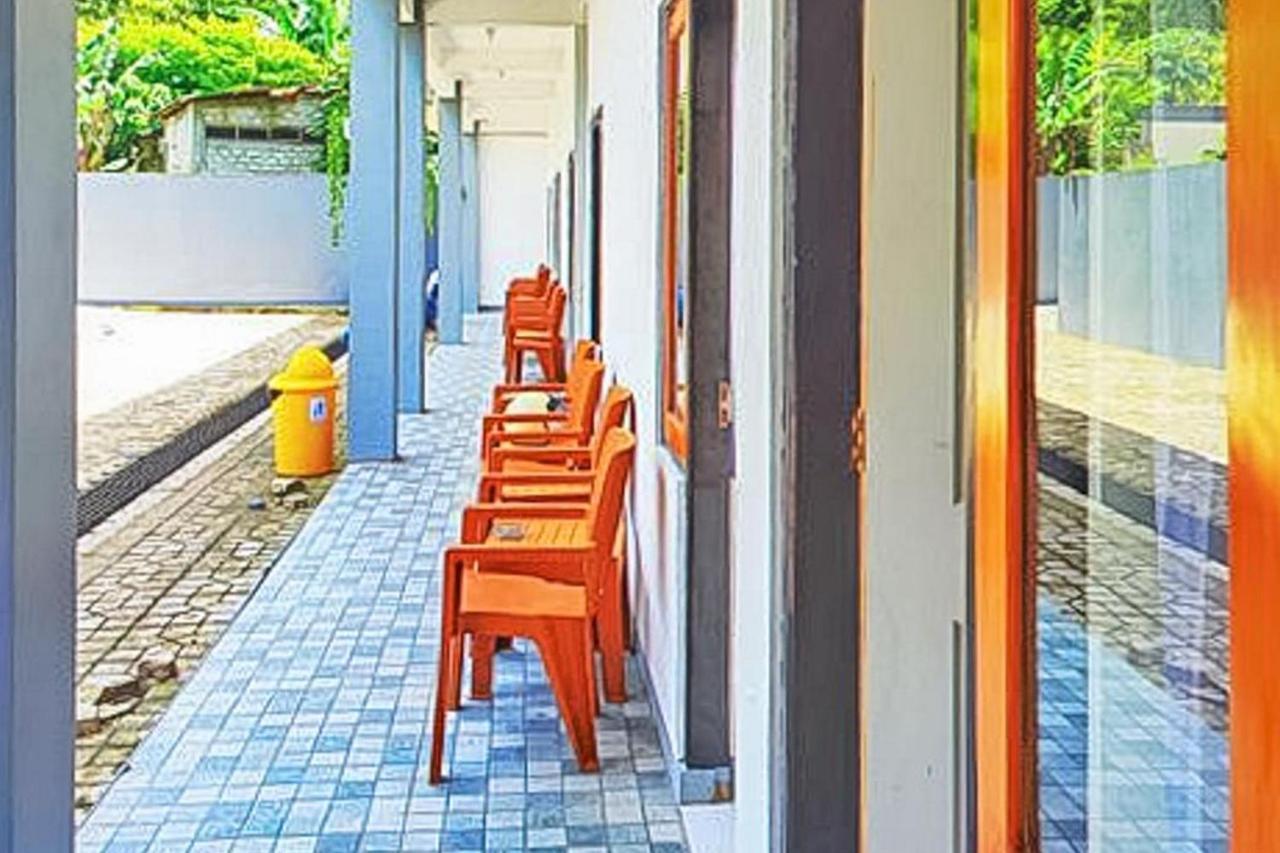 Shekinah Homestay & Cafe Waikabubak Mitra Reddoorz Bagian luar foto