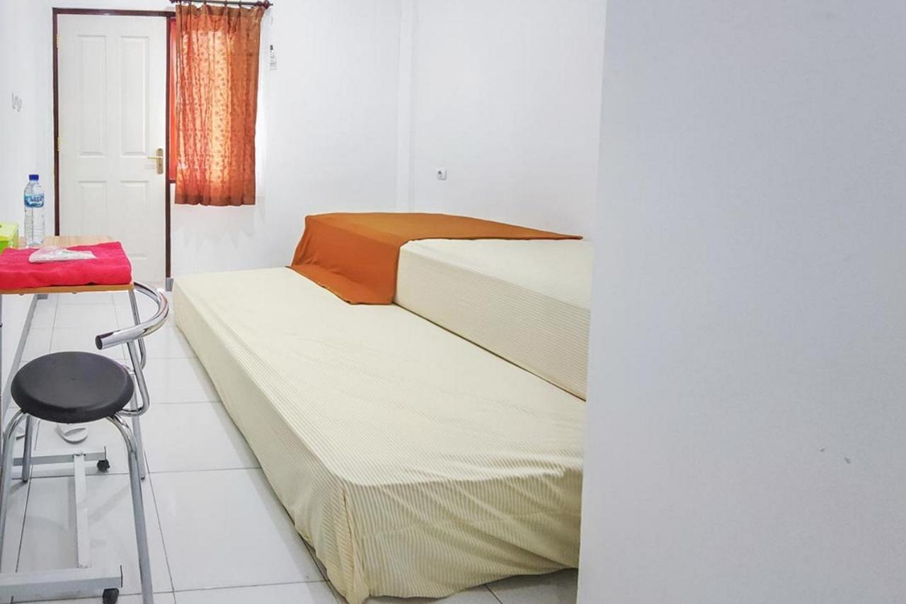 Shekinah Homestay & Cafe Waikabubak Mitra Reddoorz Bagian luar foto