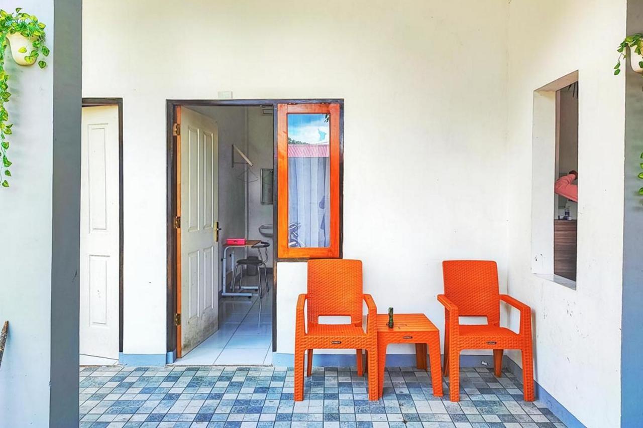 Shekinah Homestay & Cafe Waikabubak Mitra Reddoorz Bagian luar foto