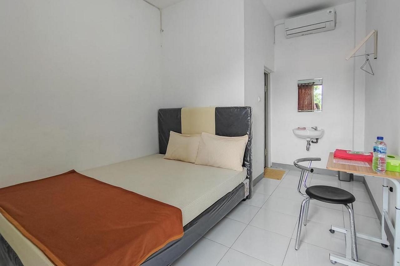 Shekinah Homestay & Cafe Waikabubak Mitra Reddoorz Bagian luar foto